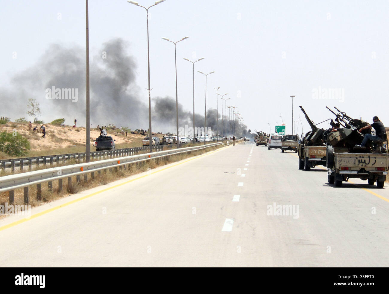 (160610)--SIRTE, June.10, 2016 (Xinhua)--Kräfte loyal zu Libyens Vereinten Nationen unterstützte Einheit Regierung versammeln sich am Ortseingang von Sirte, wie sie vorher um die Stadt von den islamischen Staat (IS) Gruppe Dschihadisten in Libyen, am 10. Juni 2016 zurückzuerobern. (Xinhua/Hamza-Türkei) Stockfoto