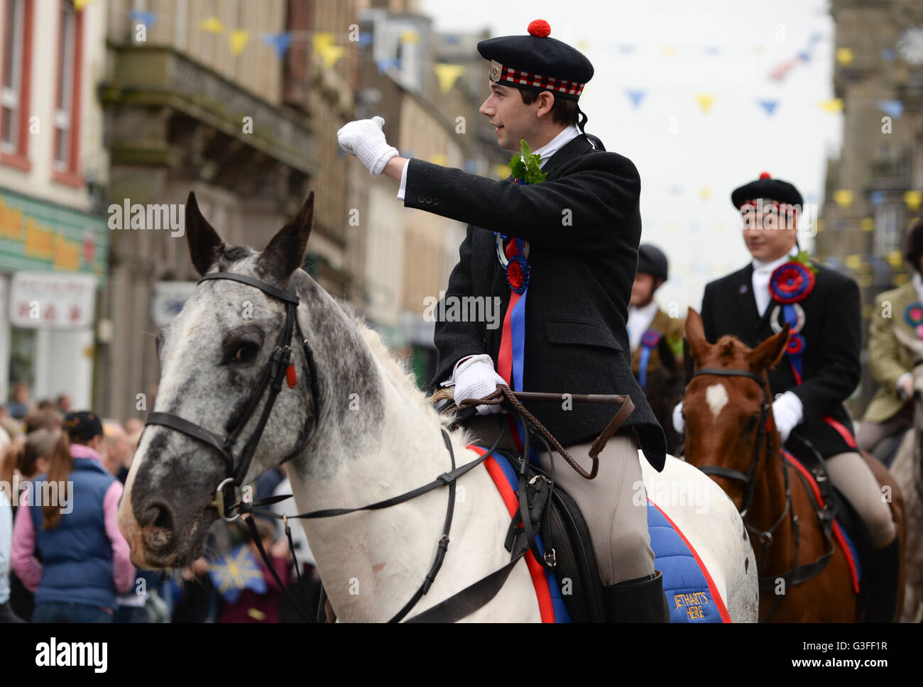 Hawick, Schottland. 10. Juni 2016. Hawick gemeinsame Reiten 2016 Hawick gemeinsame Reiten ist das erste der jährlichen Grenze "Ausfahrten", es feiert die Erfassung von eine englische Flagge aus einen Stoßtrupp im Jahre 1514 durch die Jugend der Hawick am Hornshole und der alte Brauch des Reitens die Märsche oder Grenzen der Allmende. Bildnachweis: Troy GB Bilder/Alamy Live-Nachrichten Stockfoto