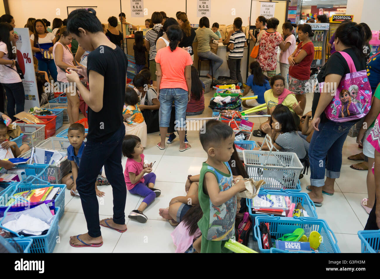 Ayala Mall, Cebu City, Philippinen. 10. Juni schätzungsweise 2016.An 25 Millionen Schulkinder in den Philippinen am Montag, den 13. Juni nach der Sommerpause in die Schule zurückkehren wird. Das Wochenende vor dem Montag sah Eltern und Kinder zusammen einkaufen hektisch kaufen Last-Minute-Lieferungen, unter Ausnutzung der vielen Verkäufe in Kaufhäusern. Bildnachweis: imagegallery2/Alamy Live-Nachrichten Stockfoto