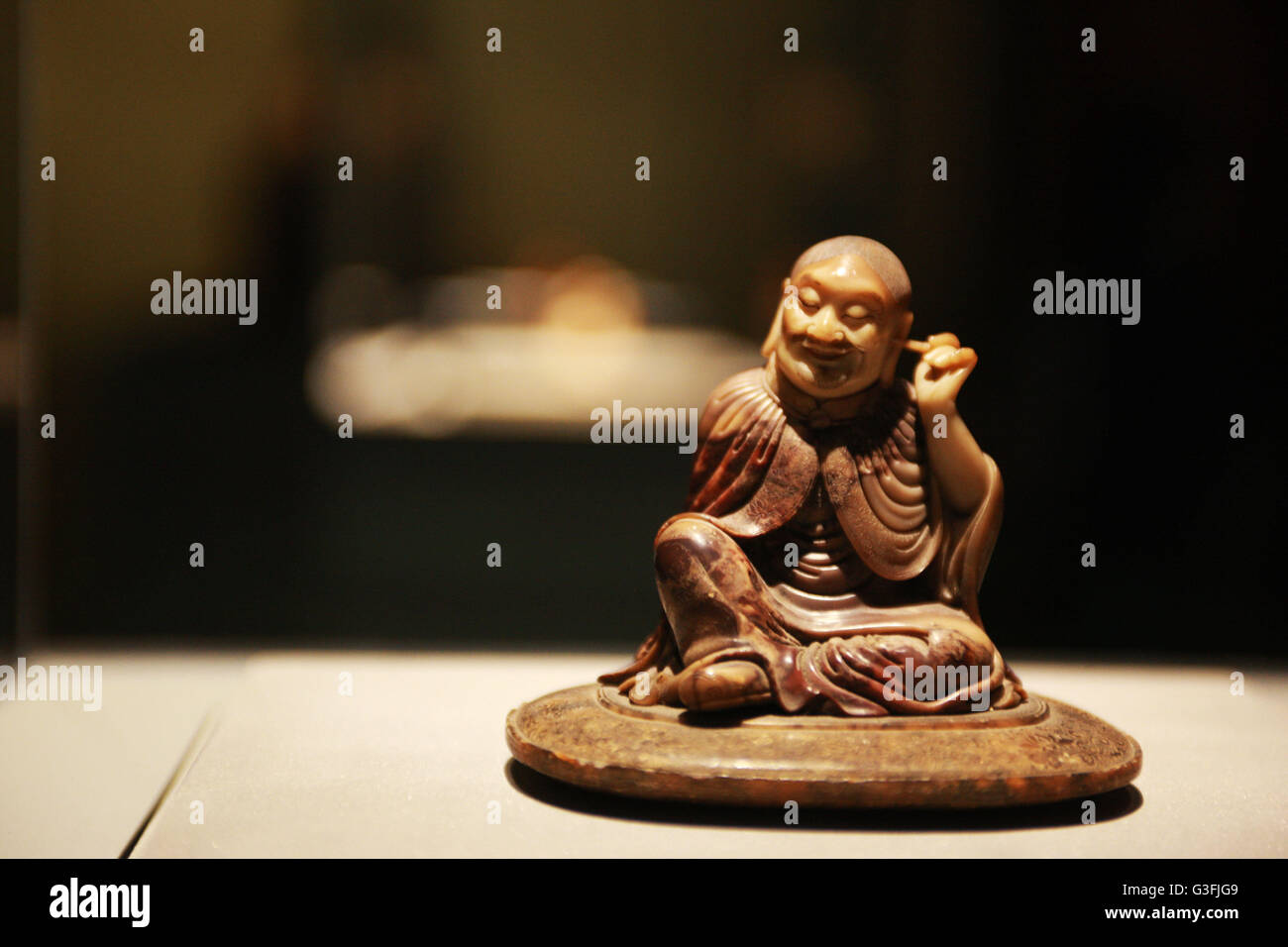 Peking, China. 11. Juni 2016. Foto aufgenommen am 11. Juni 2016 zeigt eine Arhat Statue der Qing-Dynastie (1644-1911) in das Palastmuseum in Peking, Hauptstadt von China. Eine Reihe von Aktivitäten wurden durch das Palastmuseum, das Wissen und die Kultur mit Öffentlichkeit am Samstag, Chinas 11. Tag der Kulturerbe Teilen gehalten. © Wang Jingqiang/Xinhua/Alamy Live-Nachrichten Stockfoto