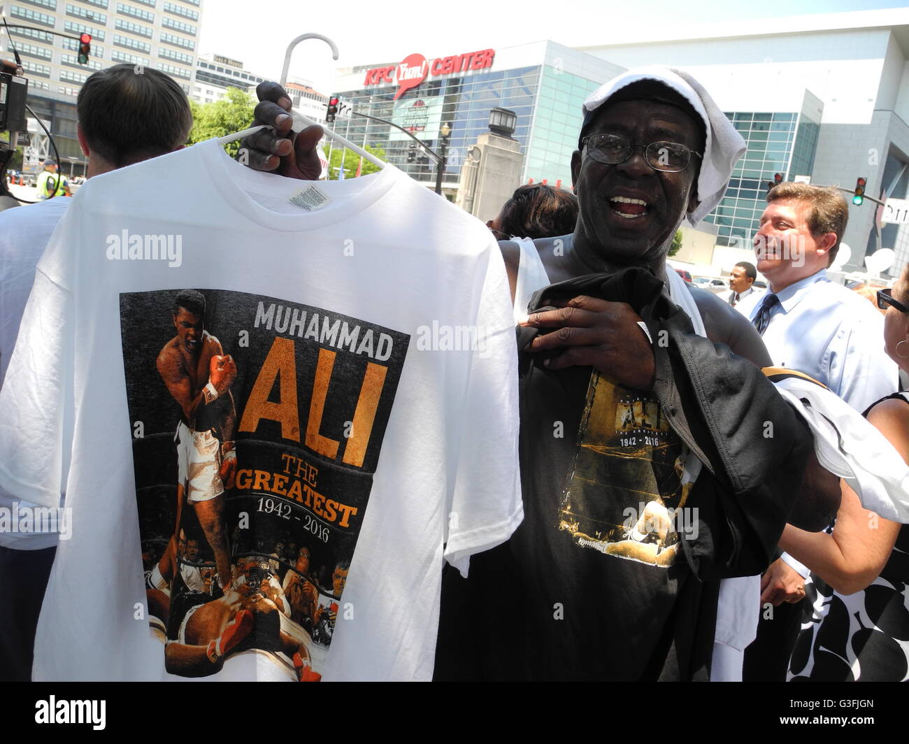 Louisville, USA. 10. Juni 2016. Ein Mann verkauft T-shirts vor dem KFC YUM! Zentrum während der Trauerzug für Muhammad Ali in Louisville, USA, 10. Juni 2016. Eine Woche nach dem Tod von Boxlegende Muhammad Ali, wird er in seiner Heimatstadt Louisville, Kentucky begraben. Foto: JOHANNES SCHMITT-TEGGE/Dpa/Alamy Live News Stockfoto