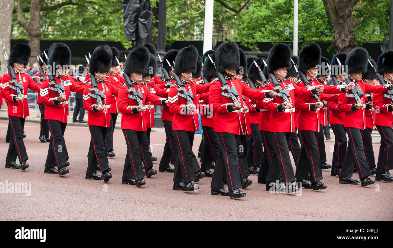 London, UK.  11. Juni 2016.  Unter der Leitung von The Haushalt Guard vorbeiziehen Mitglieder der königlichen Familie entlang der Mall, Reiten in offenen, Pferdekutschen während Trooping die Farbe am 90. Geburtstag der Königin. Bildnachweis: Stephen Chung / Alamy Live News Stockfoto