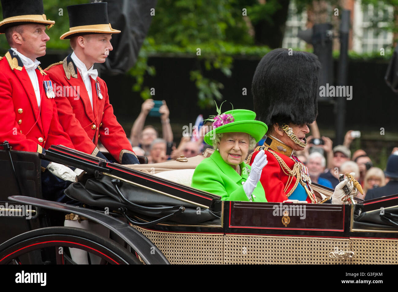 London, UK.  11. Juni 2016.  Unter der Leitung von The Haushalt Guard, der Queen und Prinz Philip vorbei entlang der Mall, Reiten in Cabrio-Pferdekutsche Kutschen während Trooping die Farbe am 90. Geburtstag der Königin. Bildnachweis: Stephen Chung / Alamy Live News Stockfoto