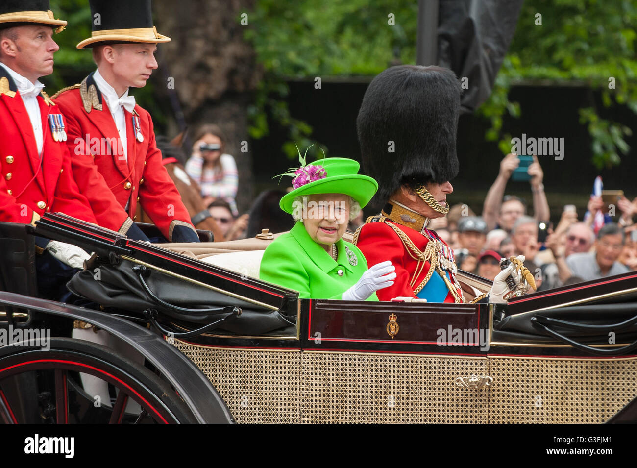 London, UK.  11. Juni 2016.  Unter der Leitung von The Haushalt Guard, der Queen und Prinz Philip vorbei entlang der Mall, Reiten in Cabrio-Pferdekutsche Kutschen während Trooping die Farbe am 90. Geburtstag der Königin. Bildnachweis: Stephen Chung / Alamy Live News Stockfoto