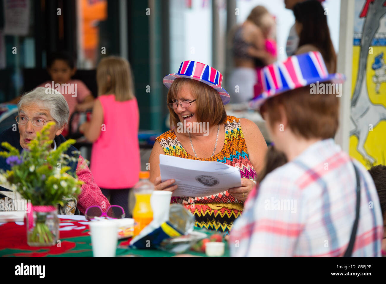 Aberystwyth, Wales, UK. 11. Juni 2016.  Eine Frau in Aberystwyth Gösch Hut feiert 90. Geburtstag der Königin heute in der neu umgebauten Meer Musikpavillon, die Aberystwyth die einzigartige Unterscheidung hat aus wird der Ort, der fast genau 20 Jahren, in den Tag und für die eine und einzige Mal in ihrer Herrschaft, wo die Königin gezwungen wurde, einen offiziellen Besuch zu verlassen, wenn ihr Gefolge das Ziel von Protesten wurde von einer Gruppe von 200 walisische Sprache Studentenaktivisten während einer Tour der Aberystwyth University Credit : Keith Morris/Alamy Live-Nachrichten Stockfoto