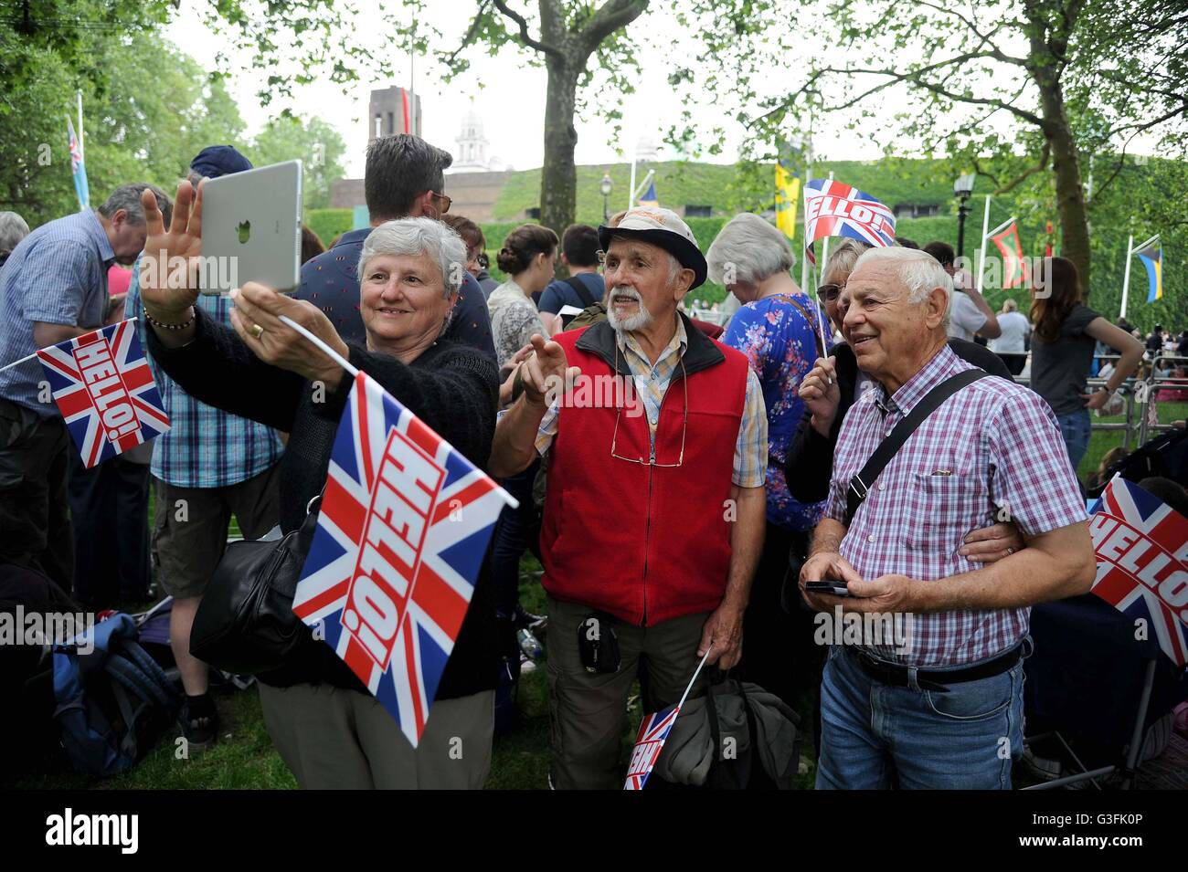 London, UK. 11. Juni 2016. Trooping der Farbe - die Queen Geburtstag Parade. Royal-Fans Credit: Dorset Media Service/Alamy Live News Stockfoto