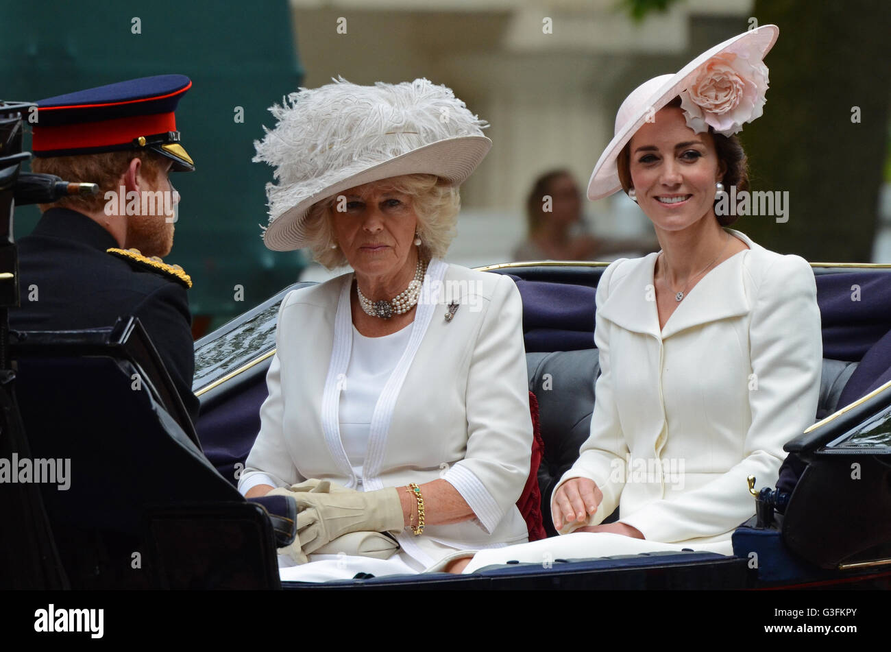 Kate Middleton. Truppe der Farbe 2016. Herzogin von Cambridge und Herzogin von Cornwall, Camilla in Kutsche. Mit Prinz Harry Stockfoto