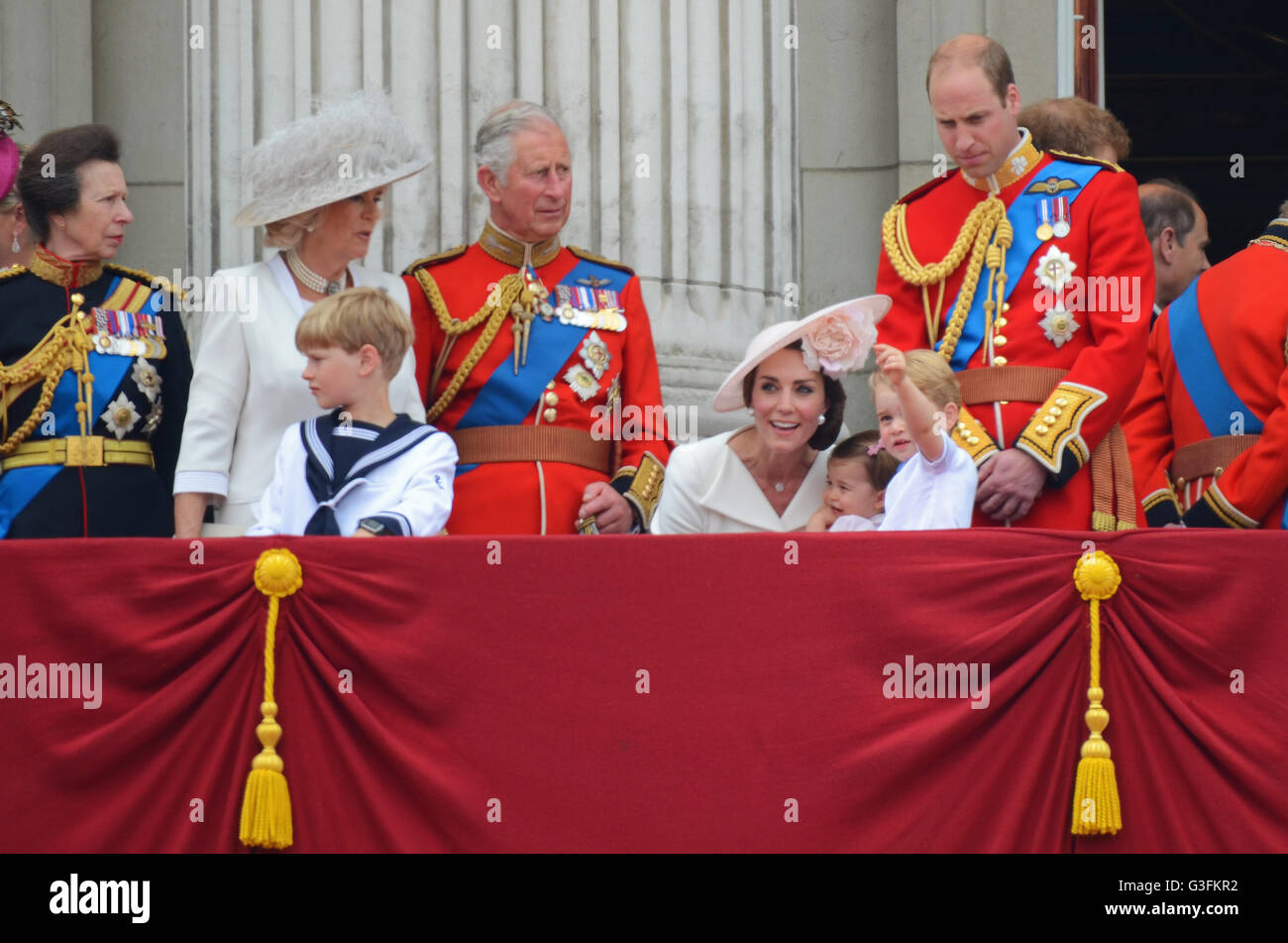 Königliche Familie, die die Geburtstagsflypast der Königin vom Balkon des Palastes nach Trooping the Colour 2016 im Buckingham Palace bestaunt hat. Kate Middleton mit Kindern Stockfoto