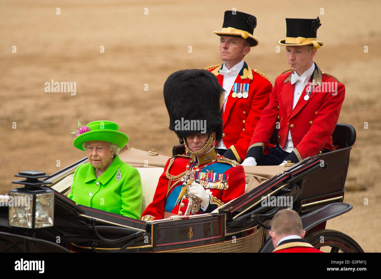 London, UK. 11. Juni 2016. HM Königin Elizabeth II. nimmt den Gruß und inspiziert die Parade in diesem Jahr Queen es Birthday Parade, die am zweiten Samstag im Juni anlässlich der offiziellen Geburtstag ihrer Majestät stattfindet.    Die Queen Geburtstag Parade, besser bekannt als Trooping the Colour, ist, wenn die Königin Farbe "" vor ihrer Majestät der Königin und die königlichen Colonels marschierten ist. Dieses Jahr fällt die Ehre, Nr. 7 Company of The Coldstream Guards. Bildnachweis: LondonView/Alamy Live-Nachrichten Stockfoto