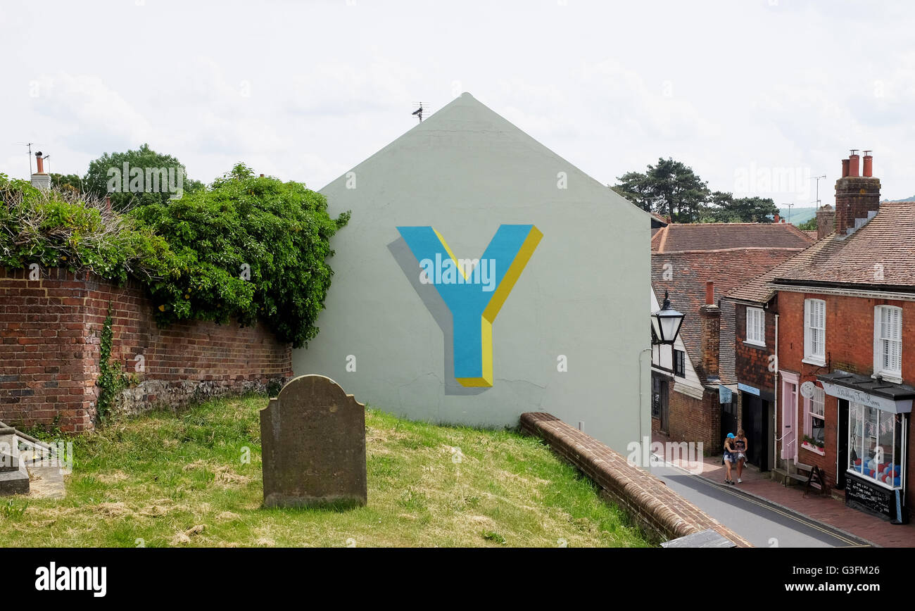 Ditchling, Sussex, UK. 11. Juni 2016. Vier Eigenschaften in dem kleinen Dorf Ditchling in Sussex wurden mit den Buchstaben T, Y, P und E feiern 100 Jahre einer Schrift erstellt von Edward Johnston für die Londoner U-Bahn bemalt. Das Dorf Typ durch das Ortsmuseum Ditchling erstellt wurde und die Buchstaben bleibt für einen Monat in diesem Sommer Credit: Simon Dack/Alamy Live News Stockfoto