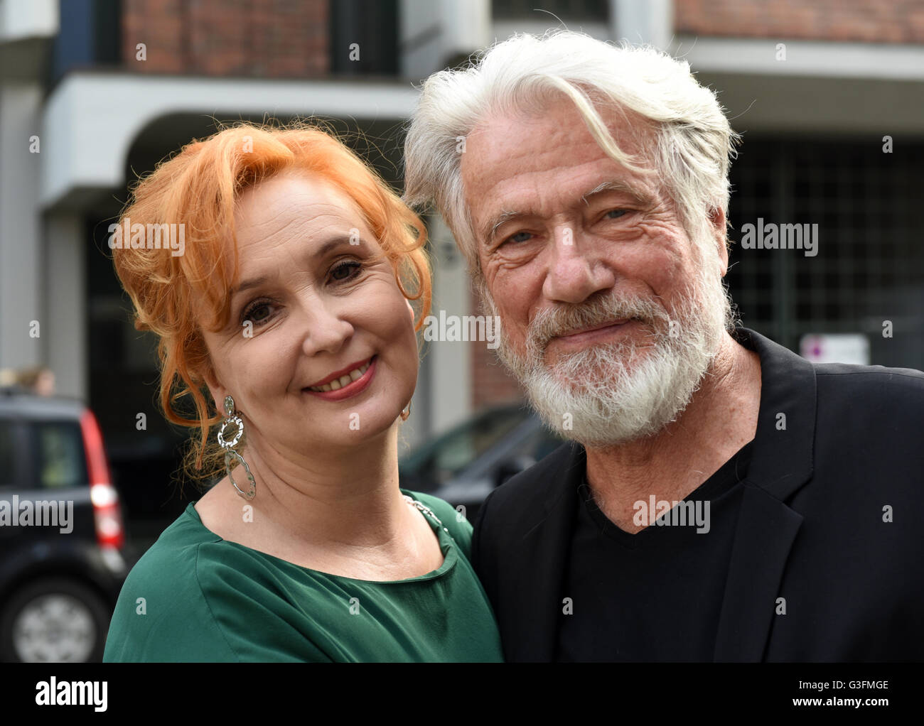 Düsseldorf, Deutschland. 10. Juni 2016. Schauspieler Juergen Prochnow posiert mit seiner Frau Verena Wengler in Düsseldorf, 10. Juni 2016. Der Film-Museum-Düsseldorf begann ein Filmprogramm zu Ehren von Prochnow, Eröffnung mit "Sterben Verrohung des Franz Blum". Prochnow erhielt internationale Anerkennung für seine Rolle als u-Boot-Kapitän in dem Film "Das Boot". Foto: HORST OSSINGER, Dpa/Alamy Live-Nachrichten Stockfoto