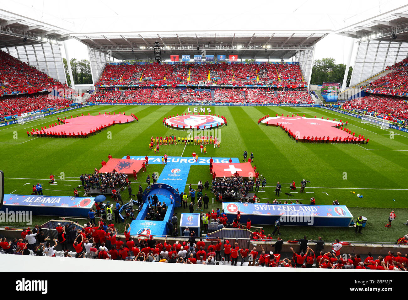 Stadion Felix Bollaert, Lens, Frankreich. 11. Juni 2016. Europäischen Fußball-Turnier 2016. Albanien im Vergleich zu der Schweiz. Die Teams richten Sie vor dem Spiel © Action Plus Sport/Alamy Live News Stockfoto