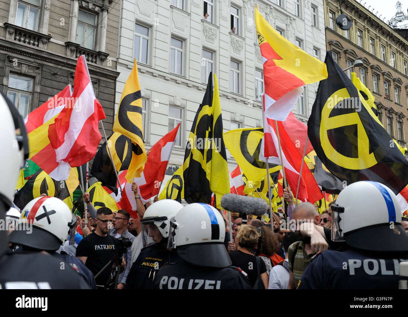 Wien, Österreich. 11. Juni 2016. Die Demonstration des Identitäten war eine massive Polizeipräsenz, die die Demonstration vor den linken Gegendemonstratoren begleiten sollte, um sie zu schützen. Identitätsstiftende Aktivisten haben sich in Wien für "ein freies und starkes Europa der Zukunft" gezeigt. Kredit: Franz Perc / Alamy Live News Stockfoto