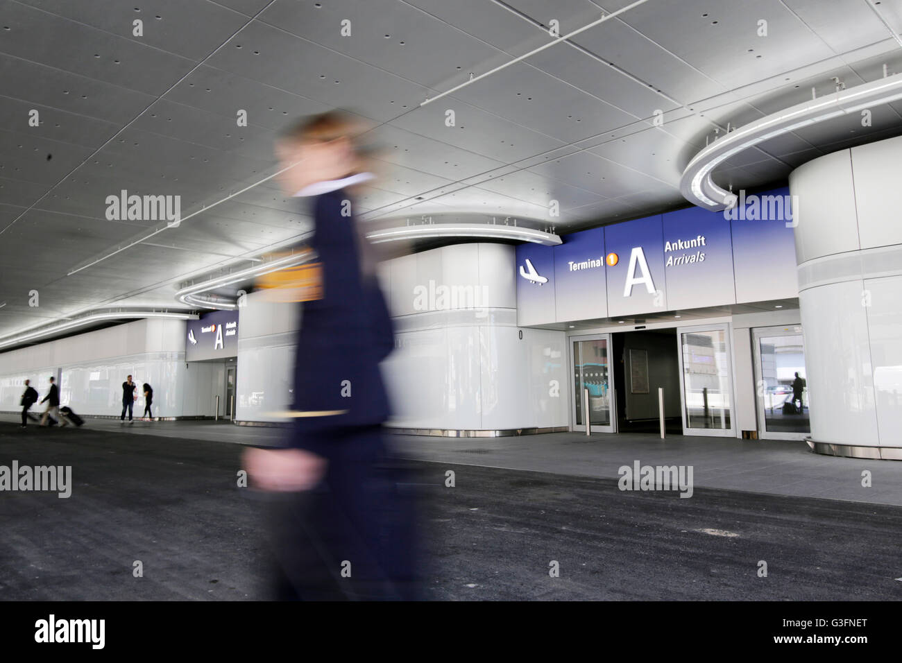 Die neu gestaltete Fassade der Ankunftsbereich im terminal 1 des Flughafens Frankfurt/Main, Deutschland, 9. Juni 2016. Foto: SEBASTIAN STENZEL/dpa Stockfoto