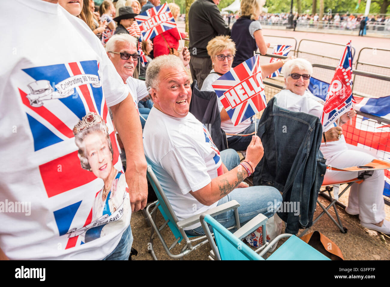 London, UK. 11. Juni 2016. Scottich Fans von Bellshill in der Nähe von Glasgow, auf ihre 5 jährlich besuchen - Queens 90. Geburtstag wurde gefeiert von den traditionellen Trooping die Farbe sowie eine Flottille auf der Themse. Bildnachweis: Guy Bell/Alamy Live-Nachrichten Stockfoto