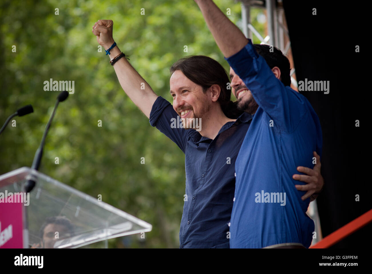 Barcelona, Katalonien, Spanien. 11. Juni 2016. Führer der linken Partei Podemos und Kandidaten Pablo Iglesias (L) und Vereinigte Linke (IU) Parteichef Alberto Garzon (R) besuchen eine Unidos Podemos politische Kundgebung in Barcelona. 26 Juni nächsten Jahres hält Spanien seinen zweiten Wahlen nach 6 Monaten der Übergangsregierung. © Jordi Boixareu/ZUMA Draht/Alamy Live-Nachrichten Stockfoto