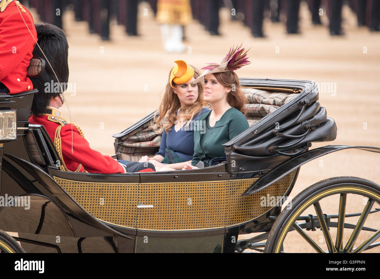 London, UK. 11. Juni 2016.  Prinzessin Eugenie und Prinzessin Beatrice kommen für die Queens Birthday Parade Credit: Ian Davidson/Alamy Live News Stockfoto