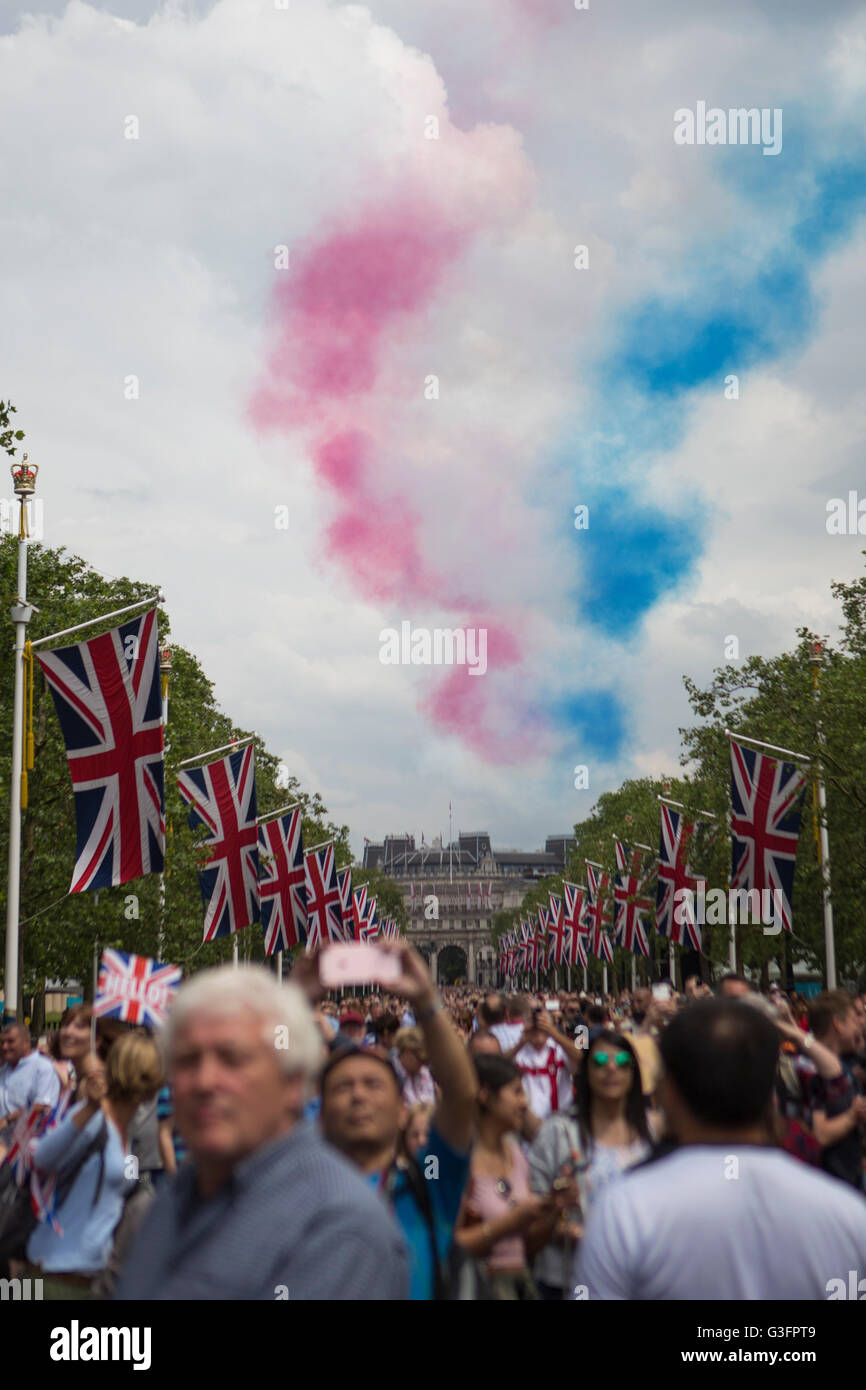 London, UK, 11. Juni 2016. Menschenmengen sammeln auf der Mall für die RAF Vorbeiflug Abschluss ist in diesem Jahr Trooping die Farbe. Das diesjährige Ereignis markiert 90. Geburtstag der Königin. Marc Gascoigne/Alamy Live-Nachrichten. Stockfoto