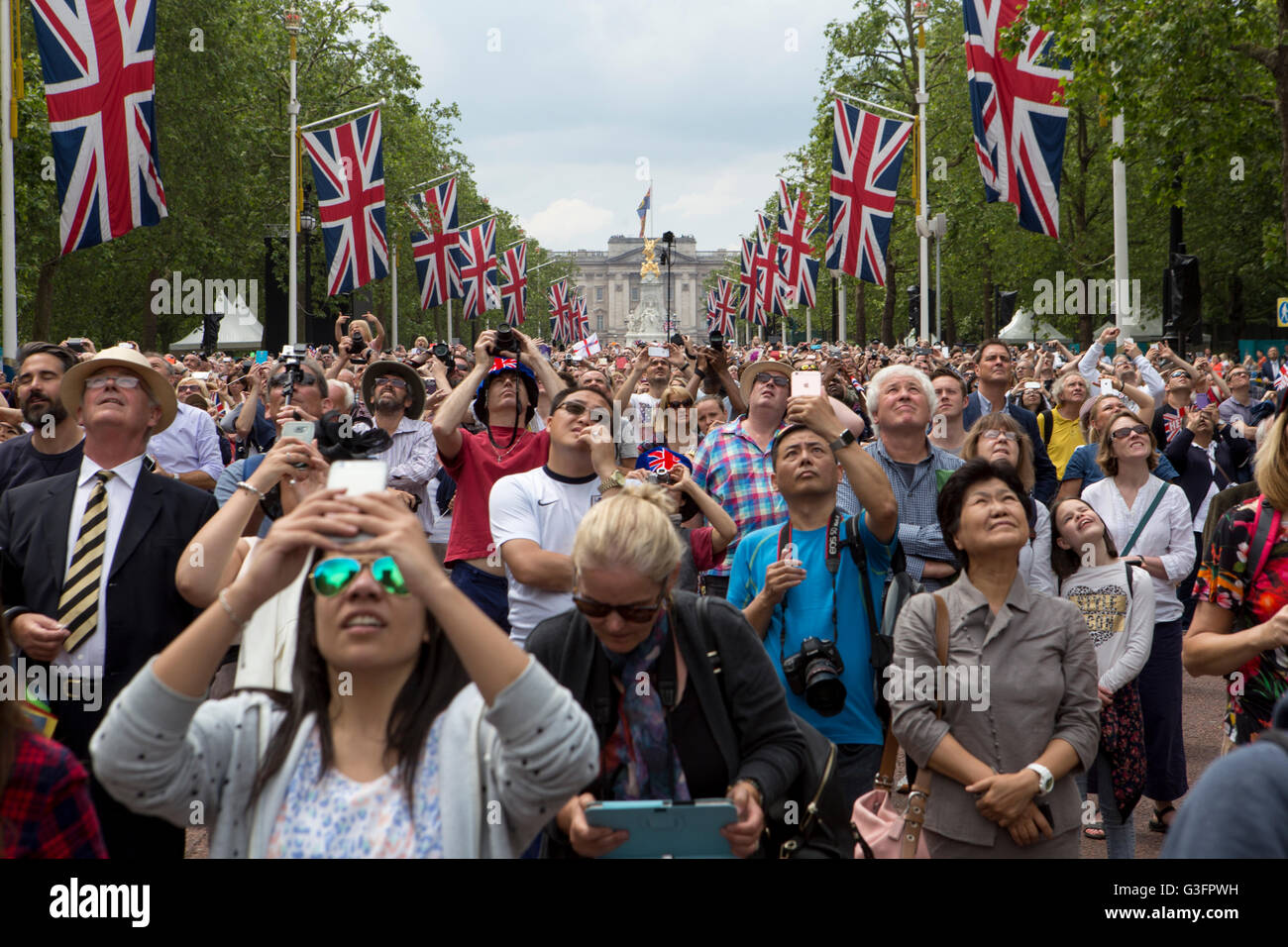 London, UK, 11. Juni 2016. Menschenmengen sammeln auf der Mall für die RAF Vorbeiflug Abschluss ist in diesem Jahr Trooping die Farbe. Das diesjährige Ereignis markiert 90. Geburtstag der Königin. Marc Gascoigne/Alamy Live-Nachrichten. Stockfoto