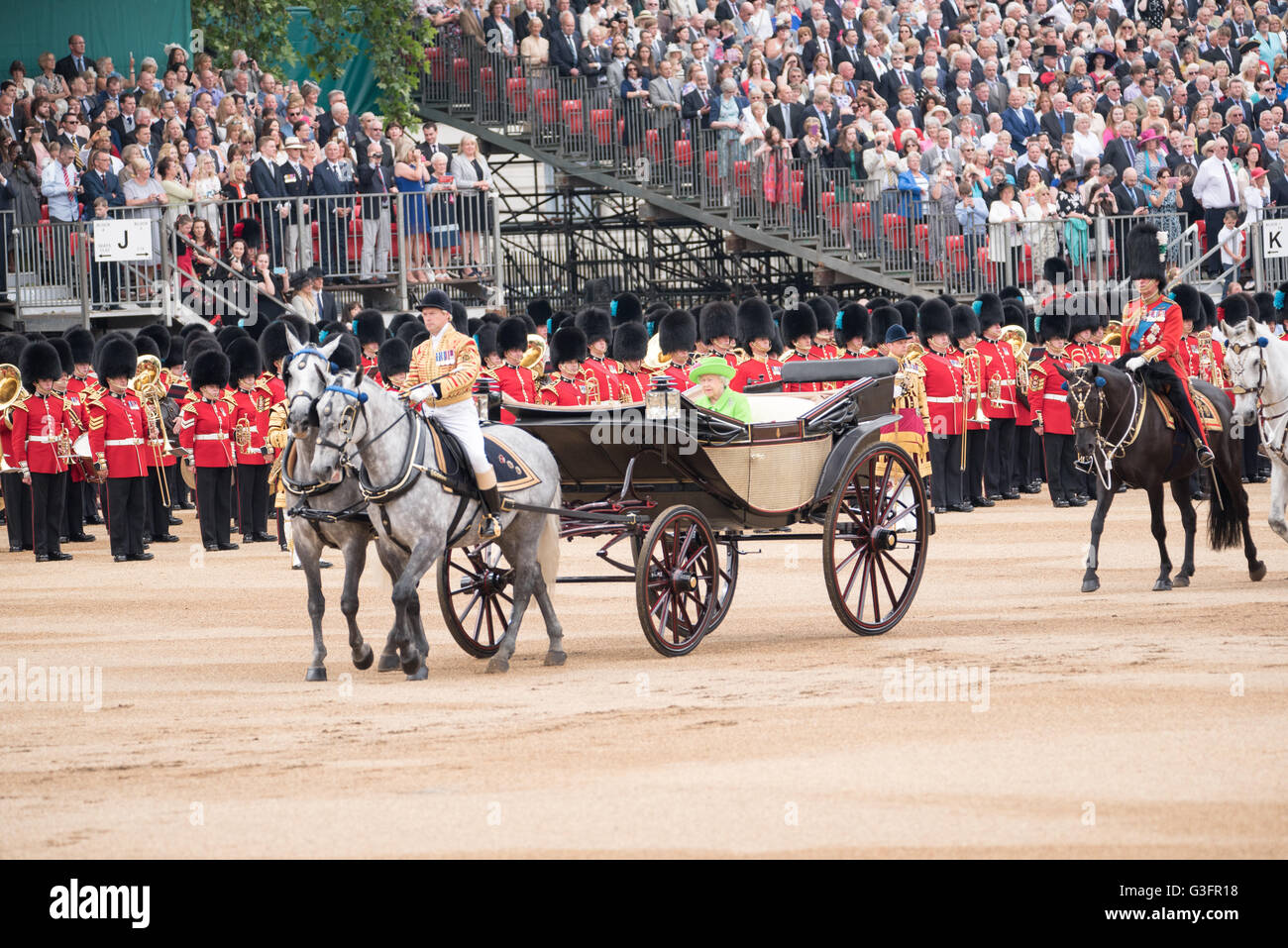 London, UK. 11. Juni 2016.  HM The Queen inspiziert die Wache an der Queens Birthday Parade Credit: Ian Davidson/Alamy Live News Stockfoto