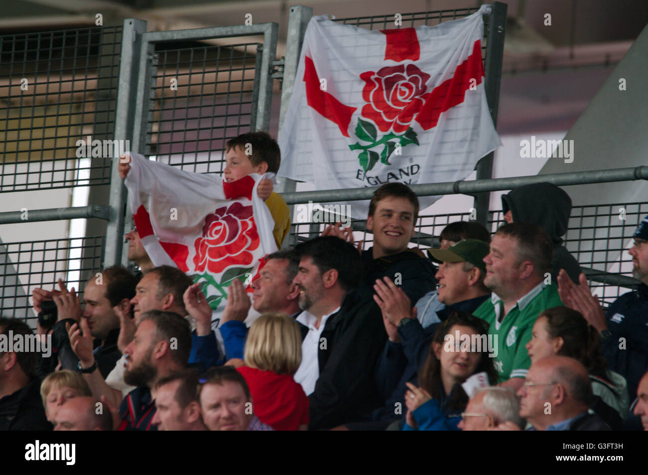 Manchester, UK, 11. Juni 2016, England Fans feiern einer Konvertierung während dem Spiel gegen Schottland in der Welt Rugby U20 Meisterschaft 2016 bei Manchester City Academy Stadium. Credit: Colin Edwards/Alamy leben Nachrichten Stockfoto