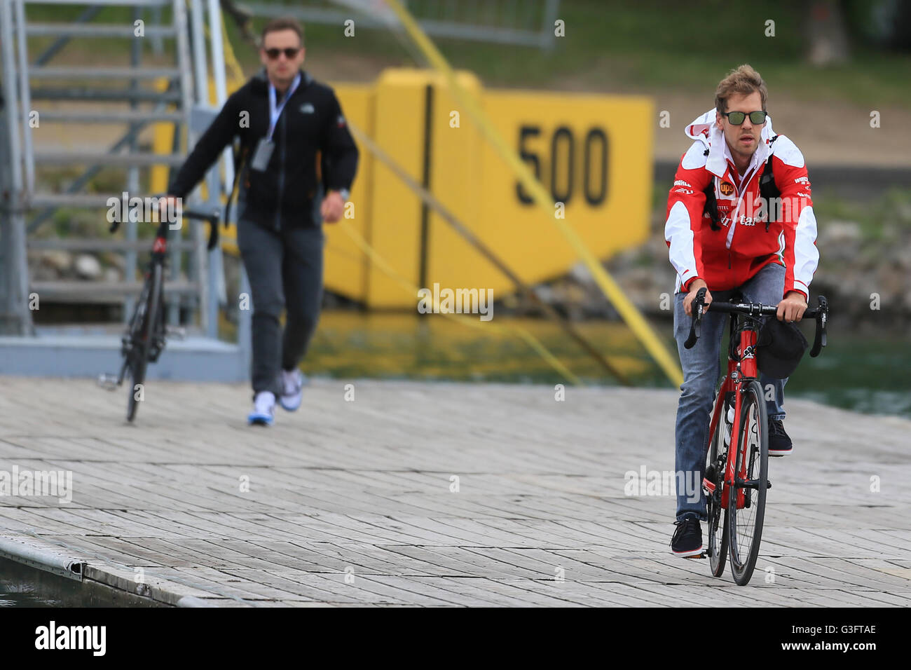 Montreal, Kanada. 11. Juni 2016. Formel 1 Grand Prix von Kanada. Qualifyings. Scuderia Ferrari - Sebastian Vettel fährt sein Rad in der Koppel Credit: Action Plus Sport/Alamy Live News Stockfoto