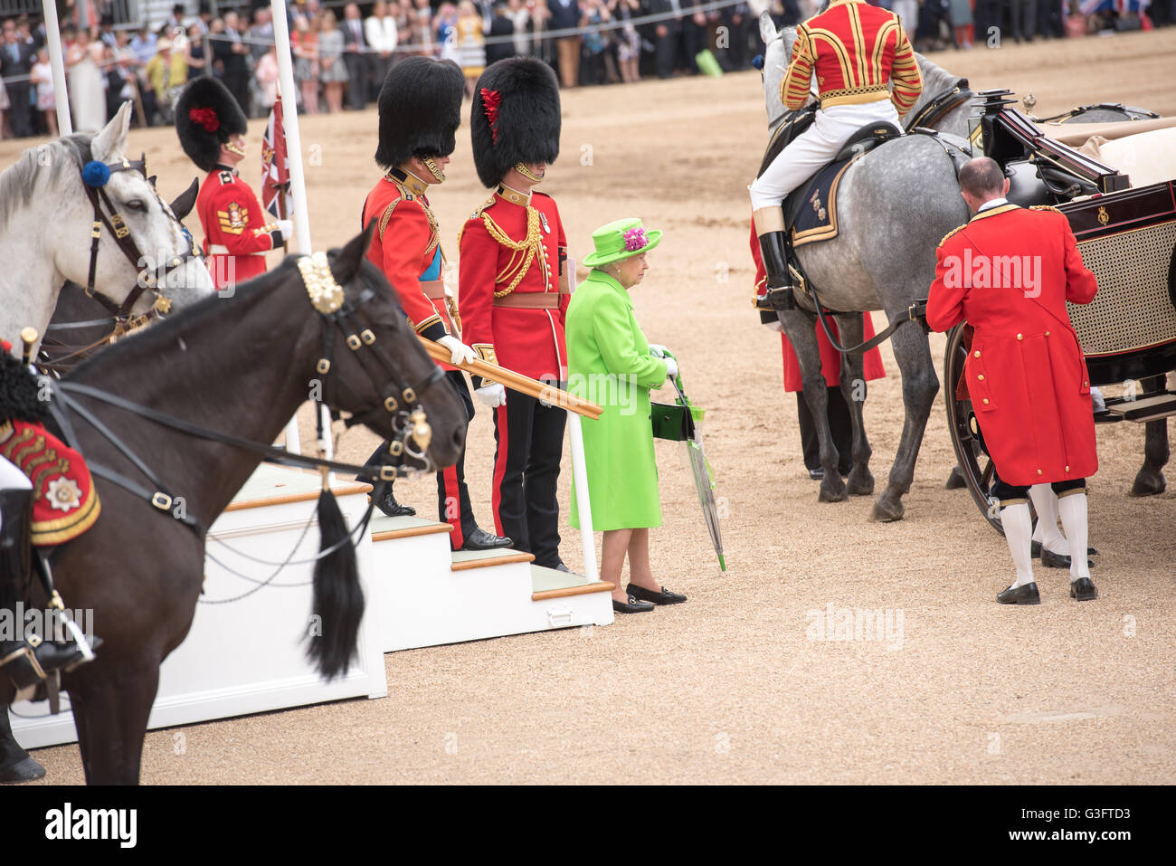 London UK, 11. Juni 2016 HM die Königin verlässt ihr Geburtstag Parade Credit: Ian Davidson/Alamy Live News Stockfoto