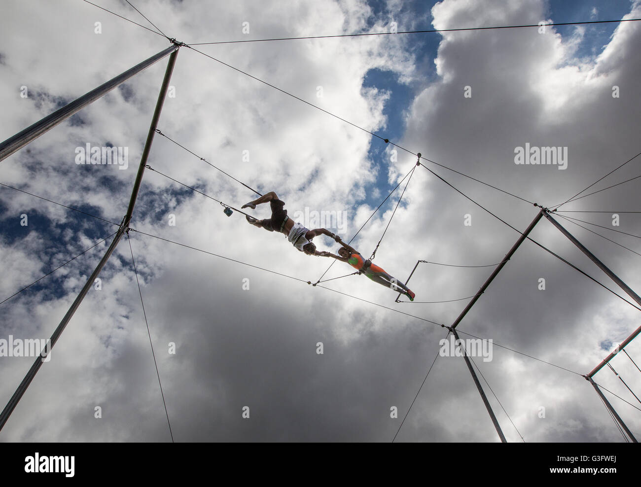 Wellington, Florida, USA. 11. Juni 2016. Matthew Altbuch, Royal Palm Beach, fängt einen Teilnehmer an der Antenne Trapez Akademie Zirkus Sommercamp während zum letzten Tag des Lagers im Village Park in Wellington, Florida am 11. Juni 2016. Camper im Alter von 5-23 lernen Anfänger freundlich Positionen am fliegenden Trapez und haben die Möglichkeit, über eine professionelle Catcher jeden Tag während der Aerial Trapez Akademie Zirkus Sommercamp im Village Park in Wellington fliegen. Abgesehen von Fliegendes Trapez, Camper lernen aerial Silk, Lyra, zu Fuß, Kugeln, Dreieck, Trapez, Mini-Trampolin, Aeria hoop Stockfoto