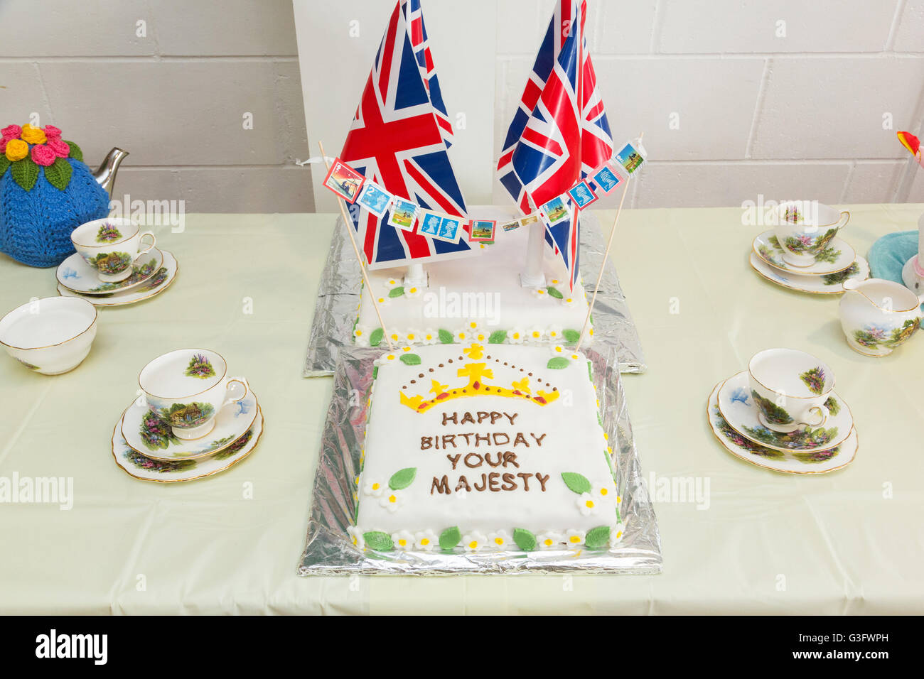 Red Lodge, Suffolk, UK. 11. Juni 2016. Kuchen Geburtstag der Königin auf einer öffentlichen Party im Red Lodge, Suffolk, UK Stockfoto