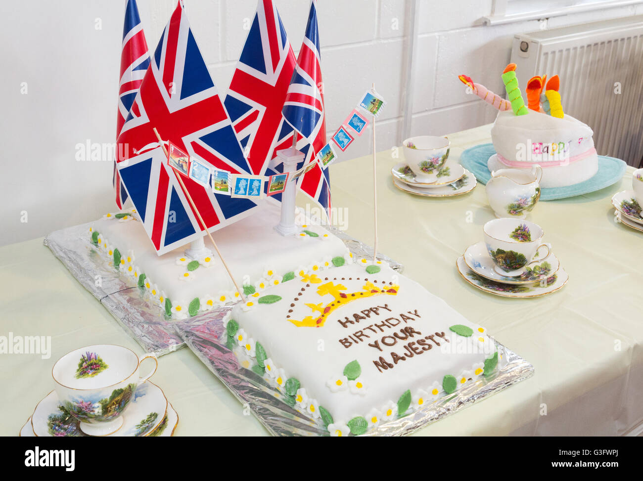 Red Lodge, Suffolk, UK. 11. Juni 2016. Kuchen Geburtstag der Königin auf einer öffentlichen Party im Red Lodge, Suffolk, UK Stockfoto