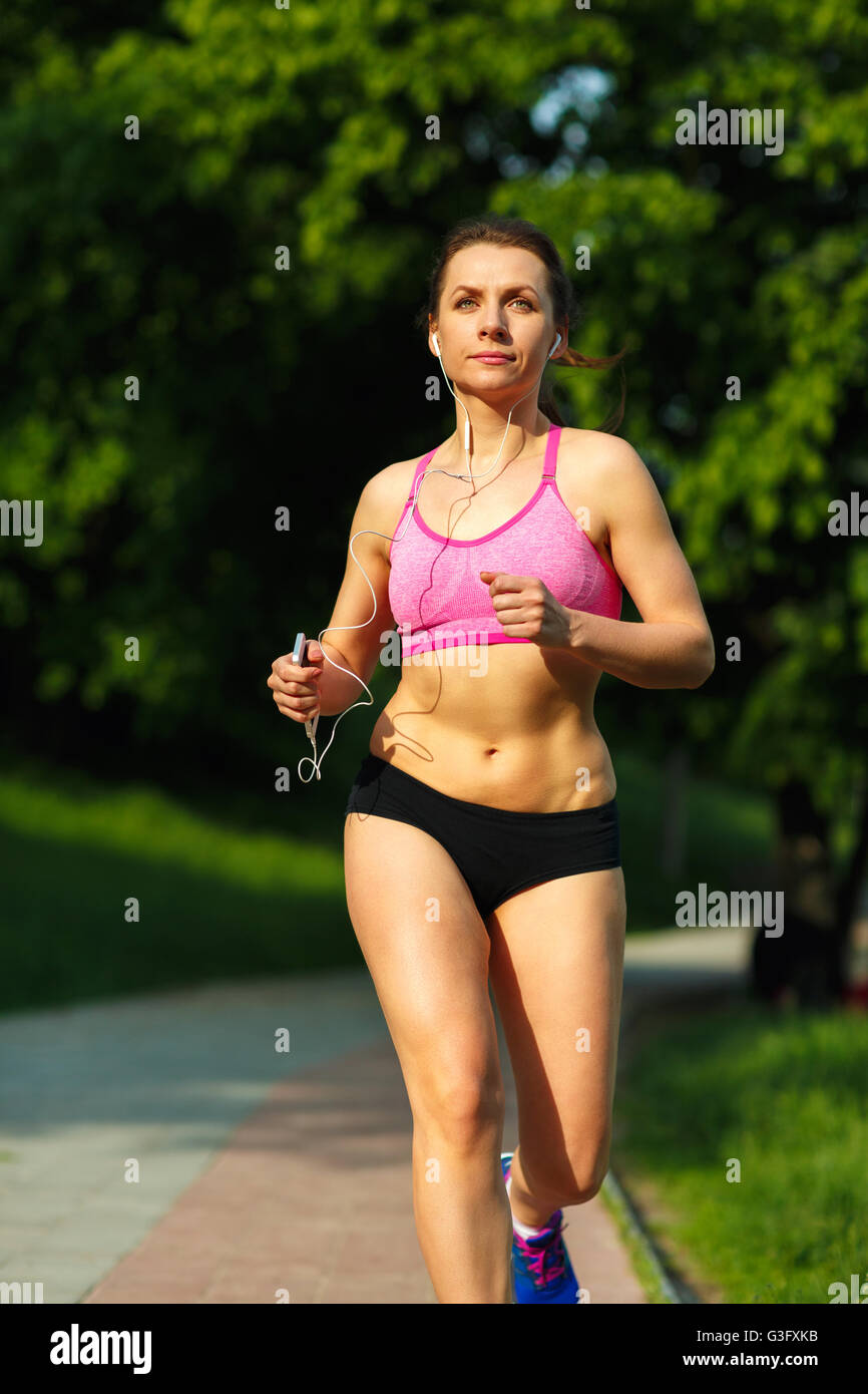 Junge Fitness Frau Läufer laufen auf Trail in den Morgen Stockfoto