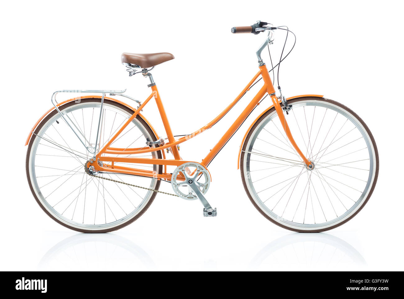 Stilvolle Damen orange Fahrrad isoliert auf weißem Hintergrund Stockfoto