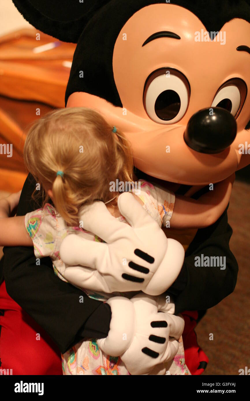 Kleine Mädchen Kinder Kinder aufgeregt Mickey Mouse Magic Kingdom, Disney World Florida Best Life, Zeit ihres Lebens, Glück, Kindheit Freude Konzept Stockfoto