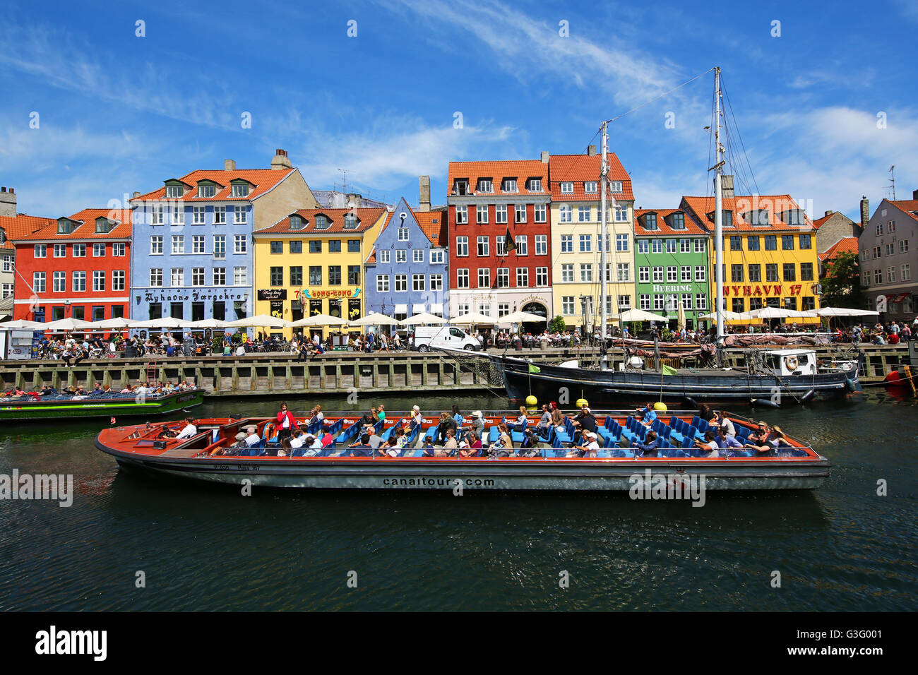 Bunte Häuser und ein Touristenboot Sightseeing Tour am Nyhavn Quay in Kopenhagen, Dänemark Stockfoto