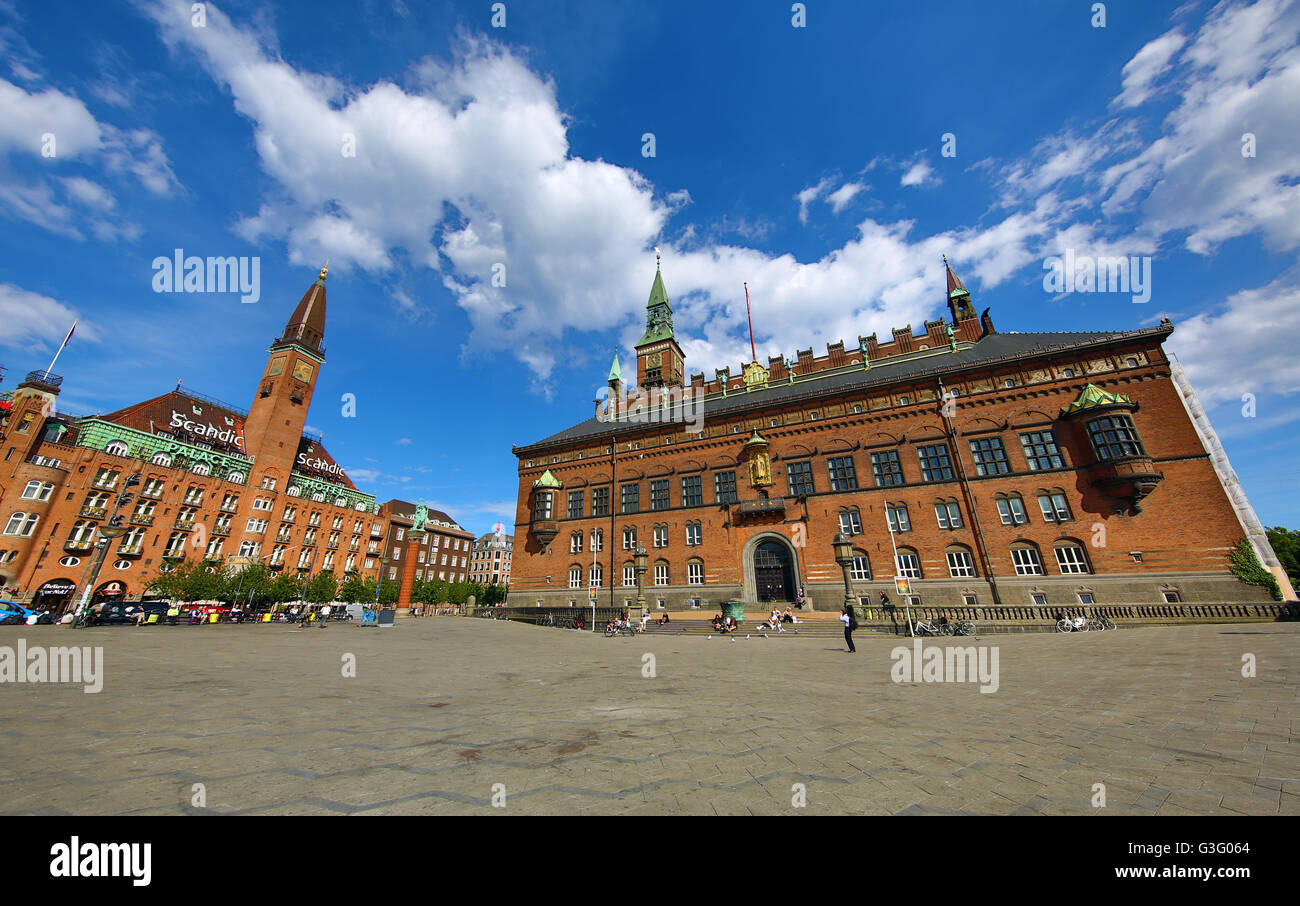 Scandic Hotel Bau- und Uhrturm und die Radhus oder Rathaus in Radhuspladsen dem Rathausplatz in Kopenhagen, Dänemark Stockfoto