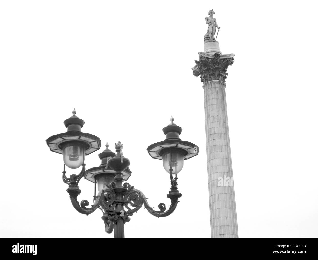 Straßenlaterne und Nelsonsäule in London. Stockfoto