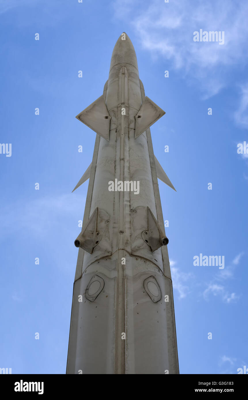 Entwaffnet Rakete unter blauem Himmel Stockfoto