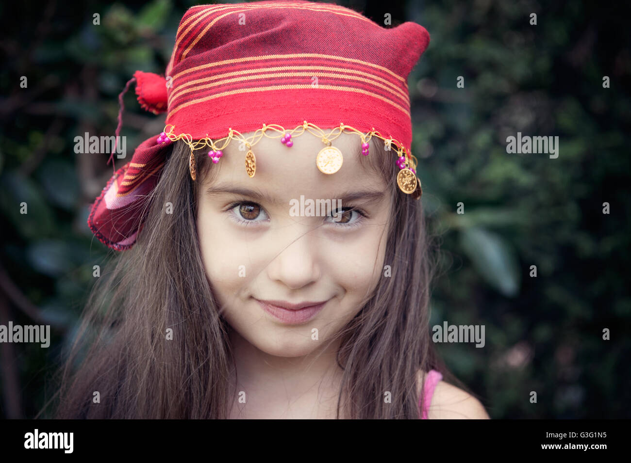 Lächelndes Mädchen mit Kopftuch Stockfoto