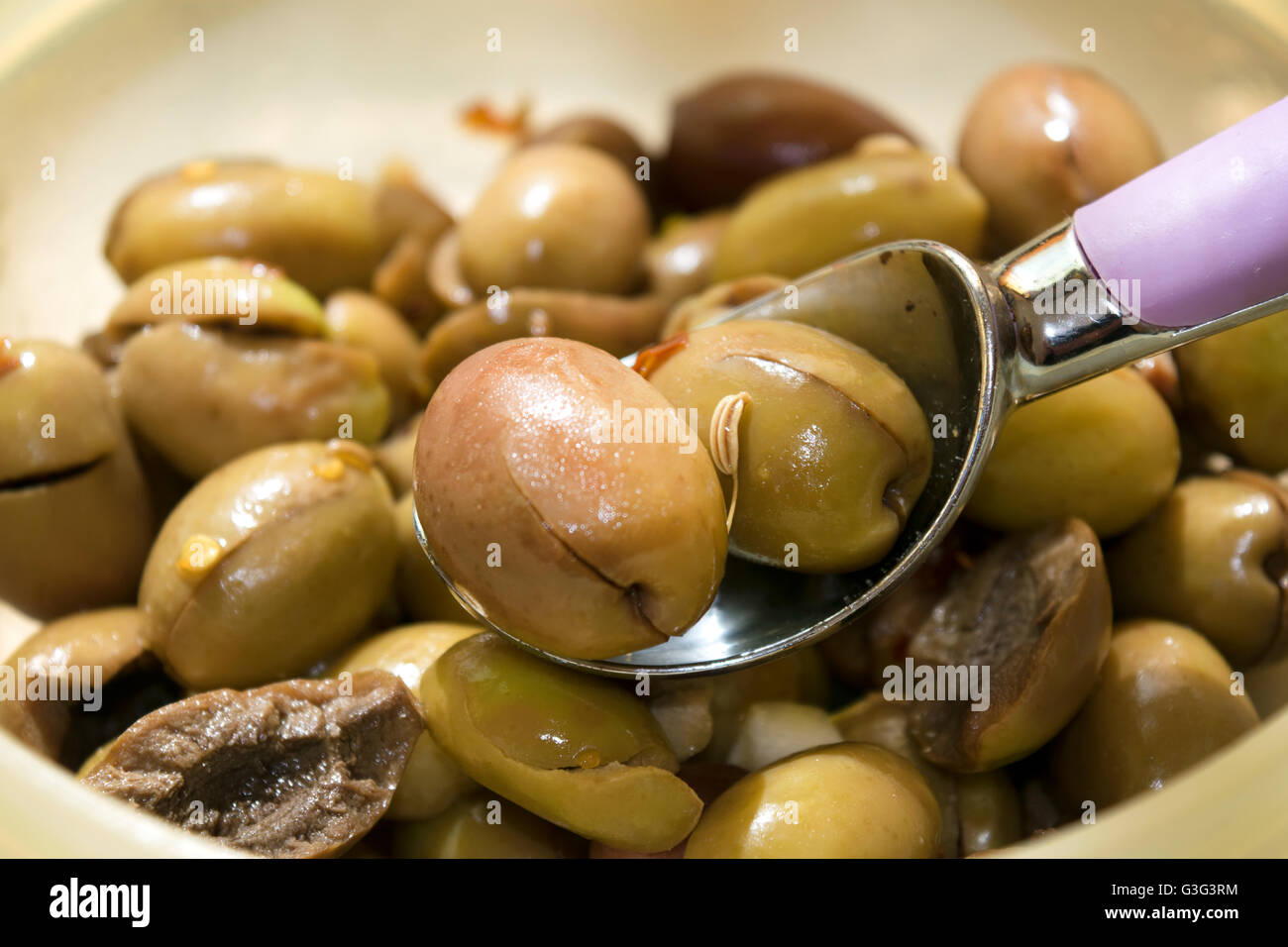 Baresane Oliven mit Fenchelsamen gewürzt und gewürzt mit Olivenöl Stockfoto