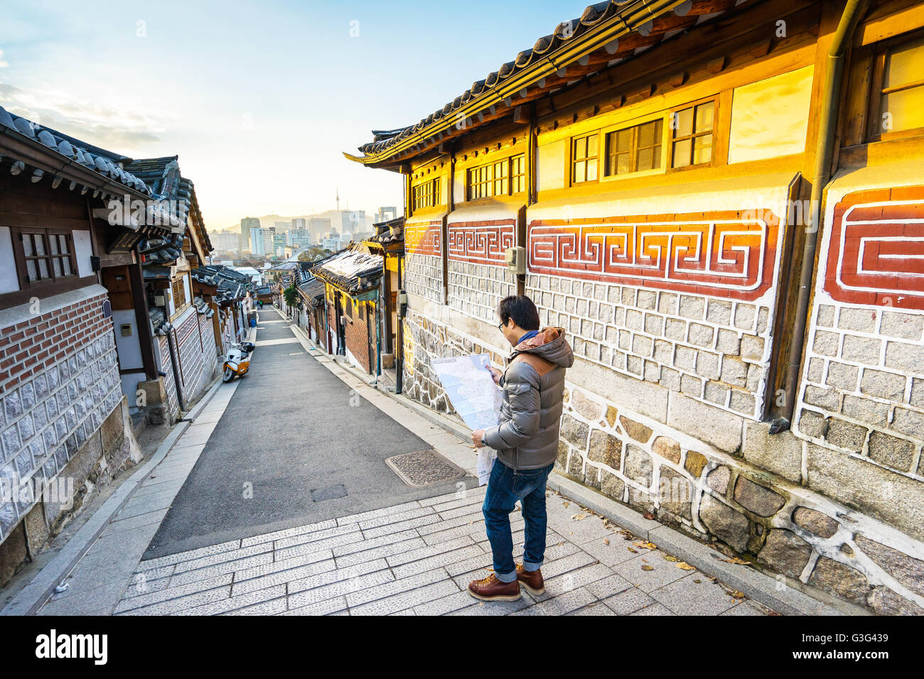 Der Reisende Bukchon Hanok Village in Seoul, Südkorea. Stockfoto