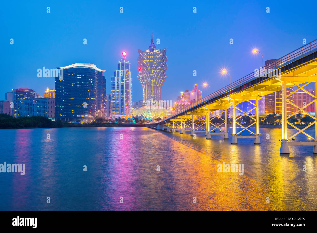Gebäude und die Skyline von Macau Stadt bei Nacht. Stockfoto