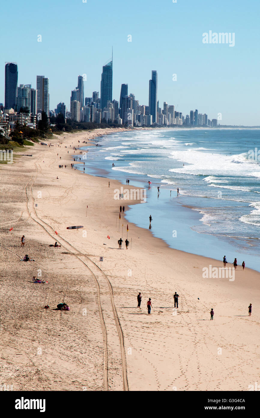 Blick nach Norden entlang des Strandes an der Gold Coast in Australien Stockfoto