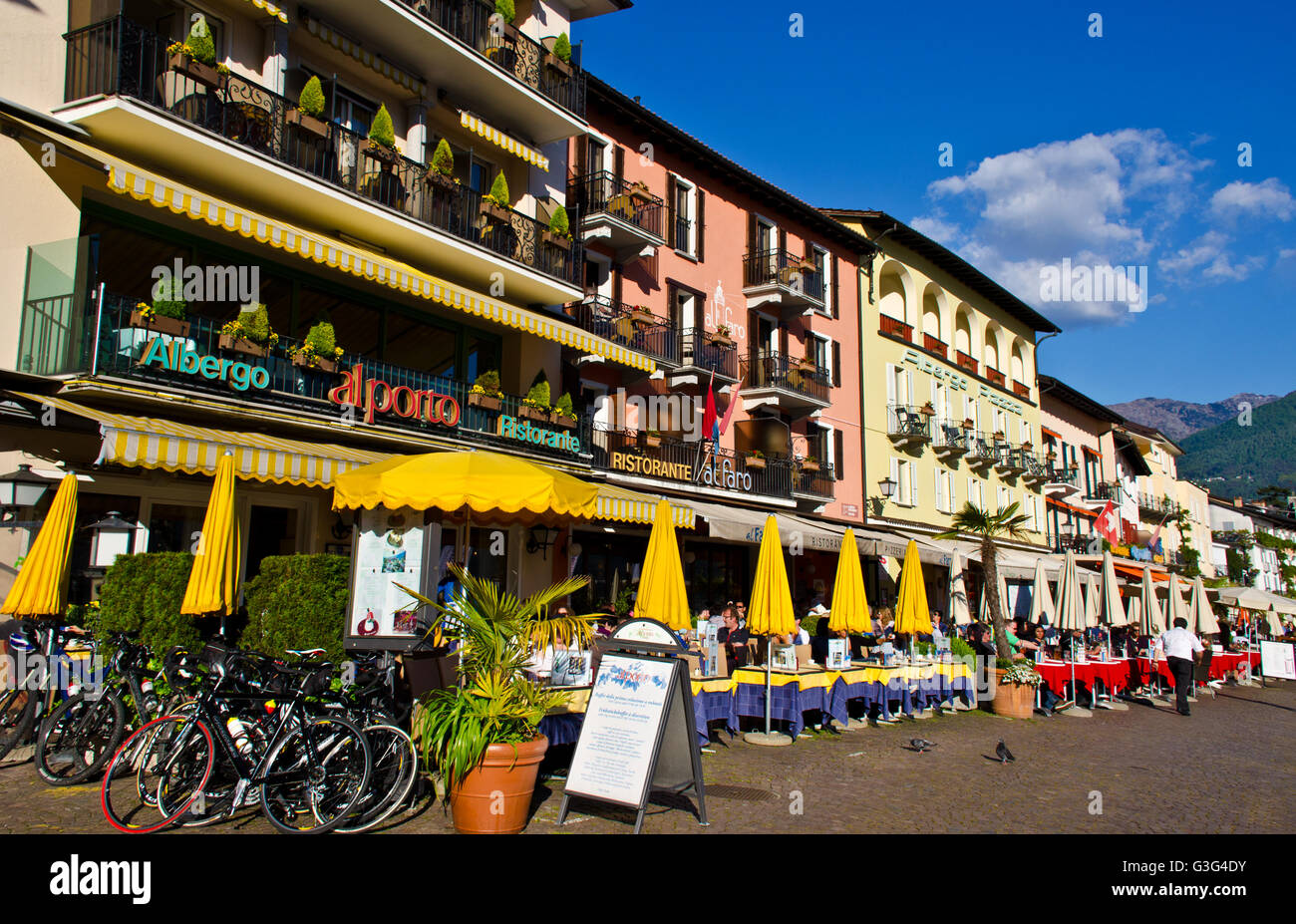 Stadt Ascona Strassencafes und Restaurants am Seeufer Straße, Tessin, Schweiz Stockfoto