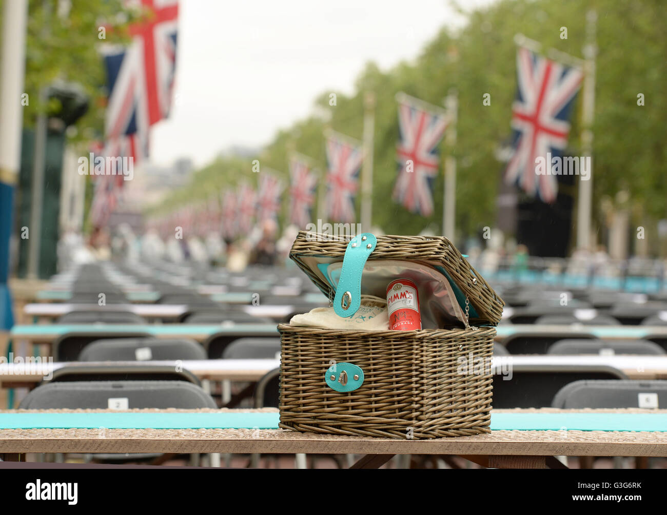 NUR zur redaktionellen Nutzung eine offizielle Geschenkkorb enthält einen Pimm's The Patron mittags auf The Mall im Zentrum von London zu Ehren Königin Elzabeth II 90. Geburtstag. Stockfoto