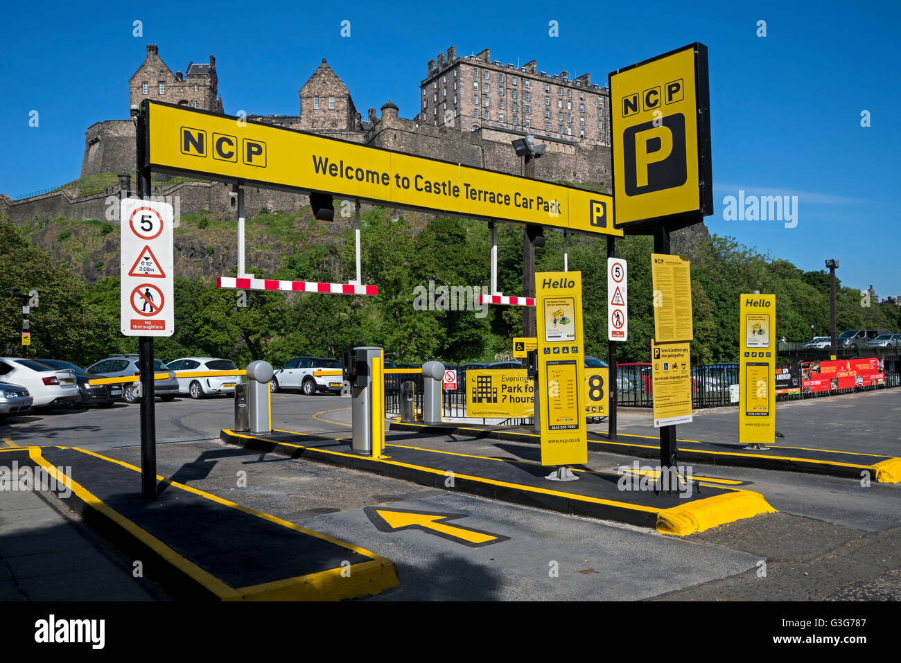 Eingang zum NCP Parkplatz auf der Schlossterrasse mit Edinburgh Castle im Hintergrund. Stockfoto