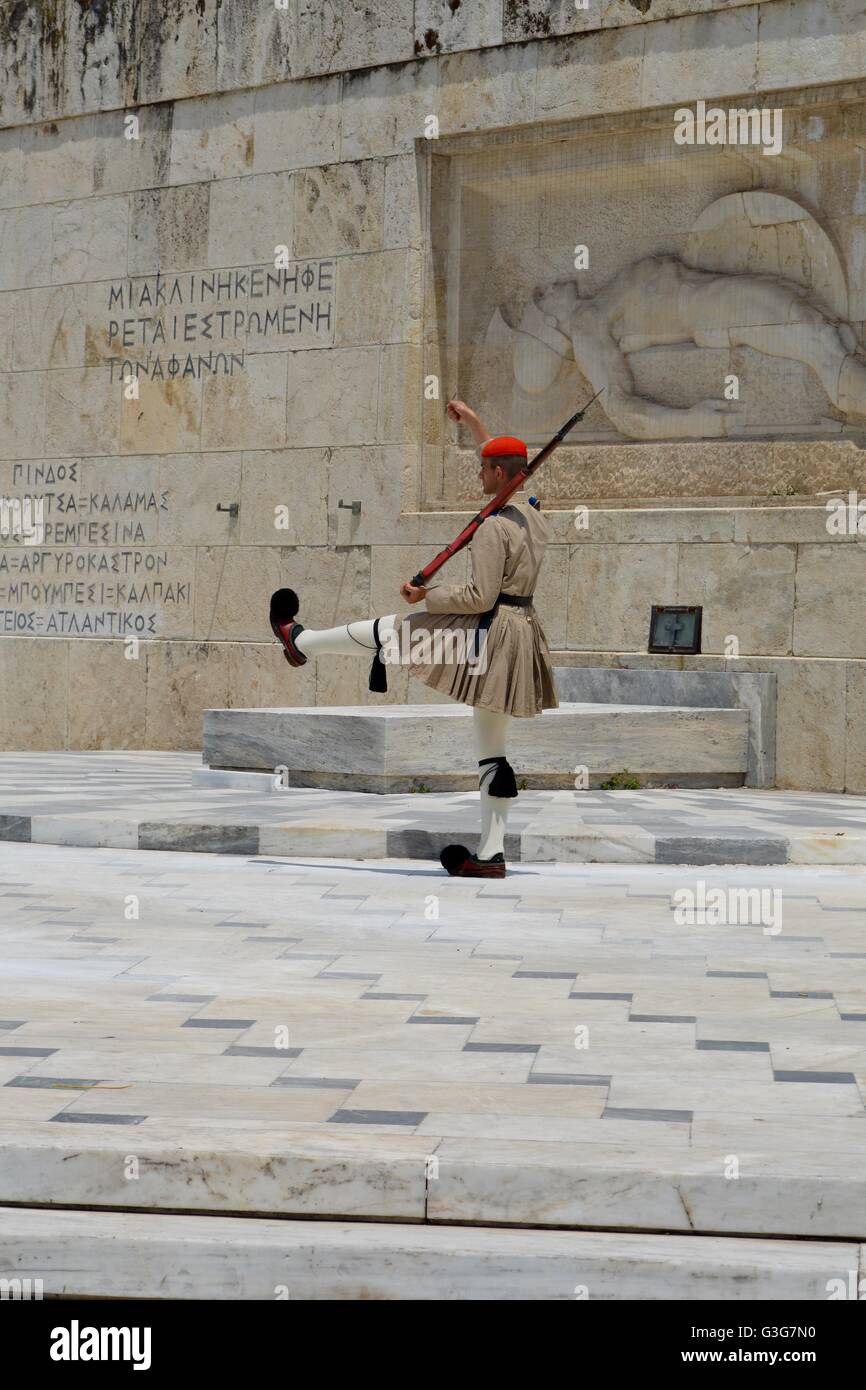 Soldaten vor dem griechischen Parlament am Syntagma-Platz, Athen, Griechenland Stockfoto