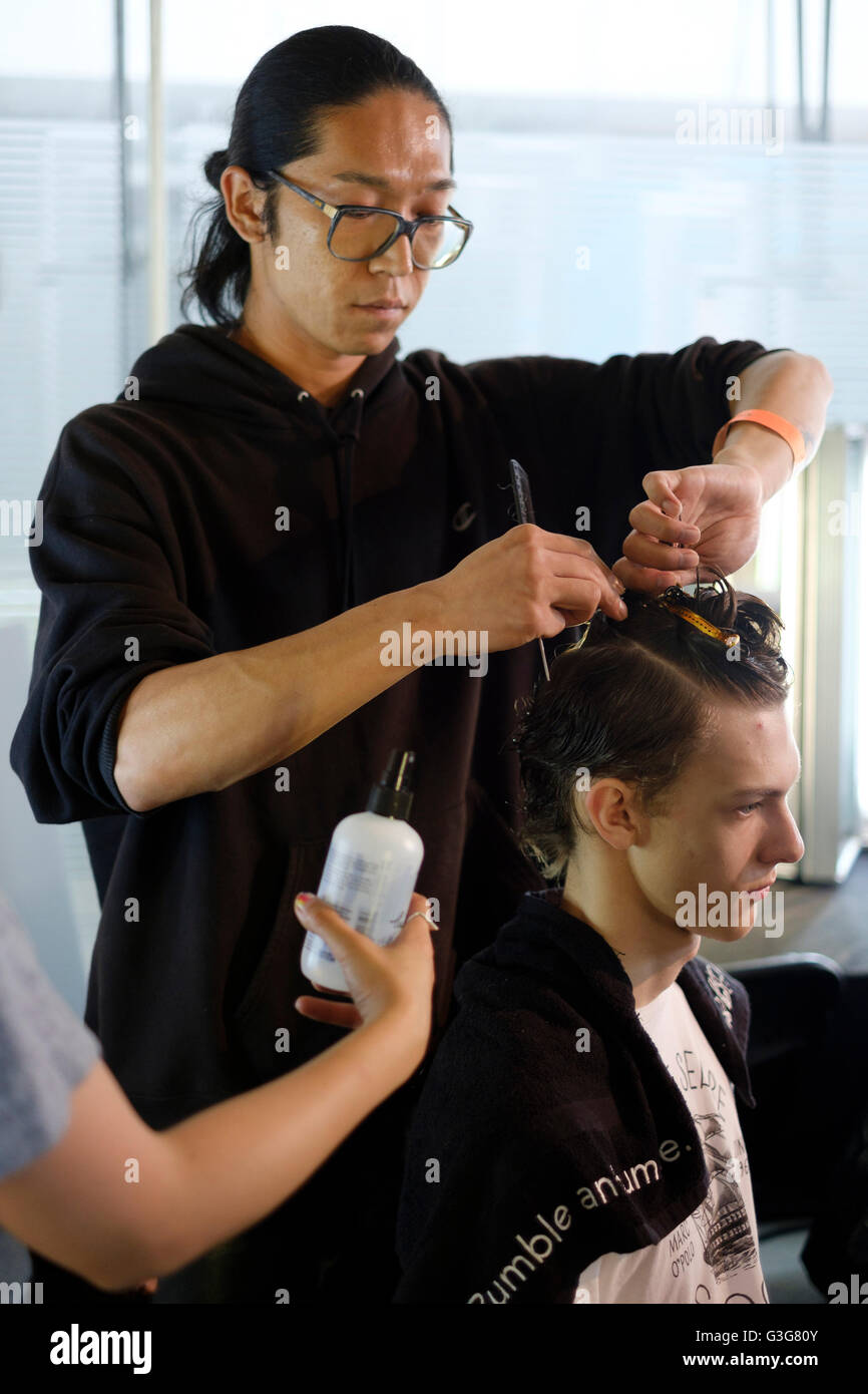 Models backstage bei der XIMONLEE London Sammlungen Männer SS17 show an der BFC Showspace in London statt. Stockfoto