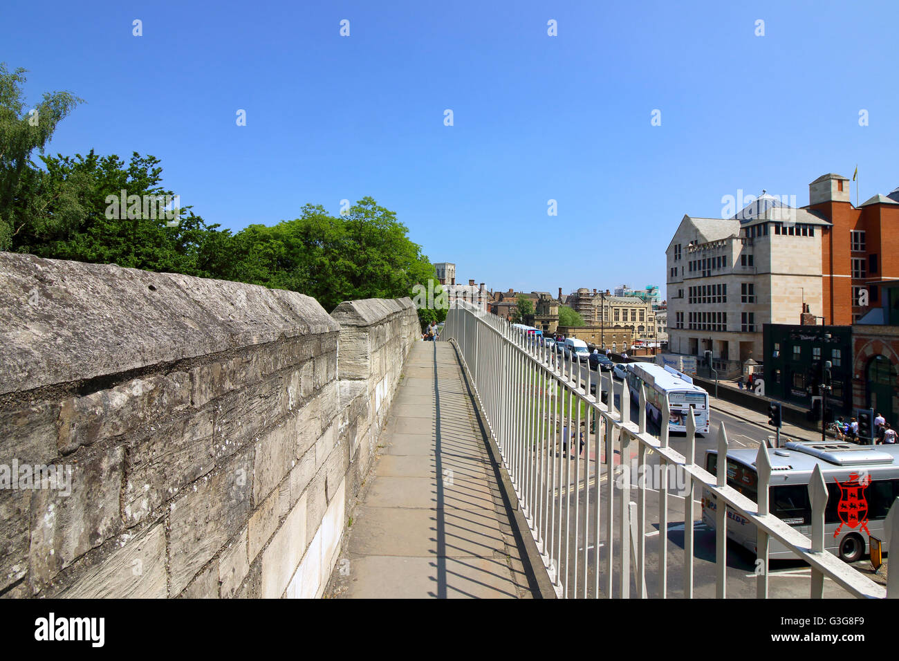 Der historischen Stadt York mit Blick auf das berühmte Münster aus den mittelalterlichen Mauern auf einem feinen Sommertag. Stockfoto