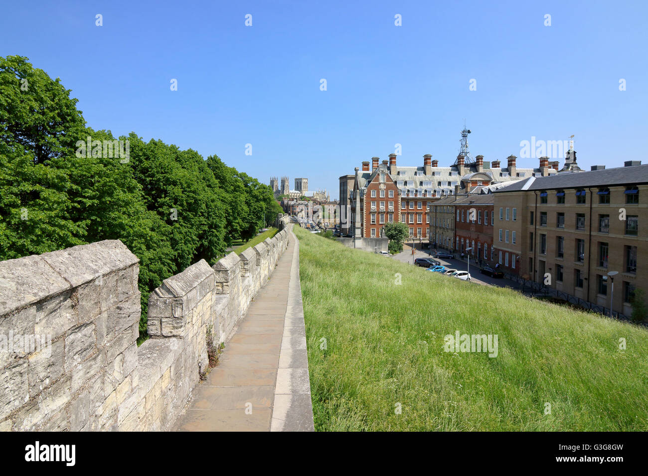 Der historischen Stadt York, bekannt der Wikinger als Jorvik und von den Römern Eboracum von den mittelalterlichen Mauern gesehen. Stockfoto