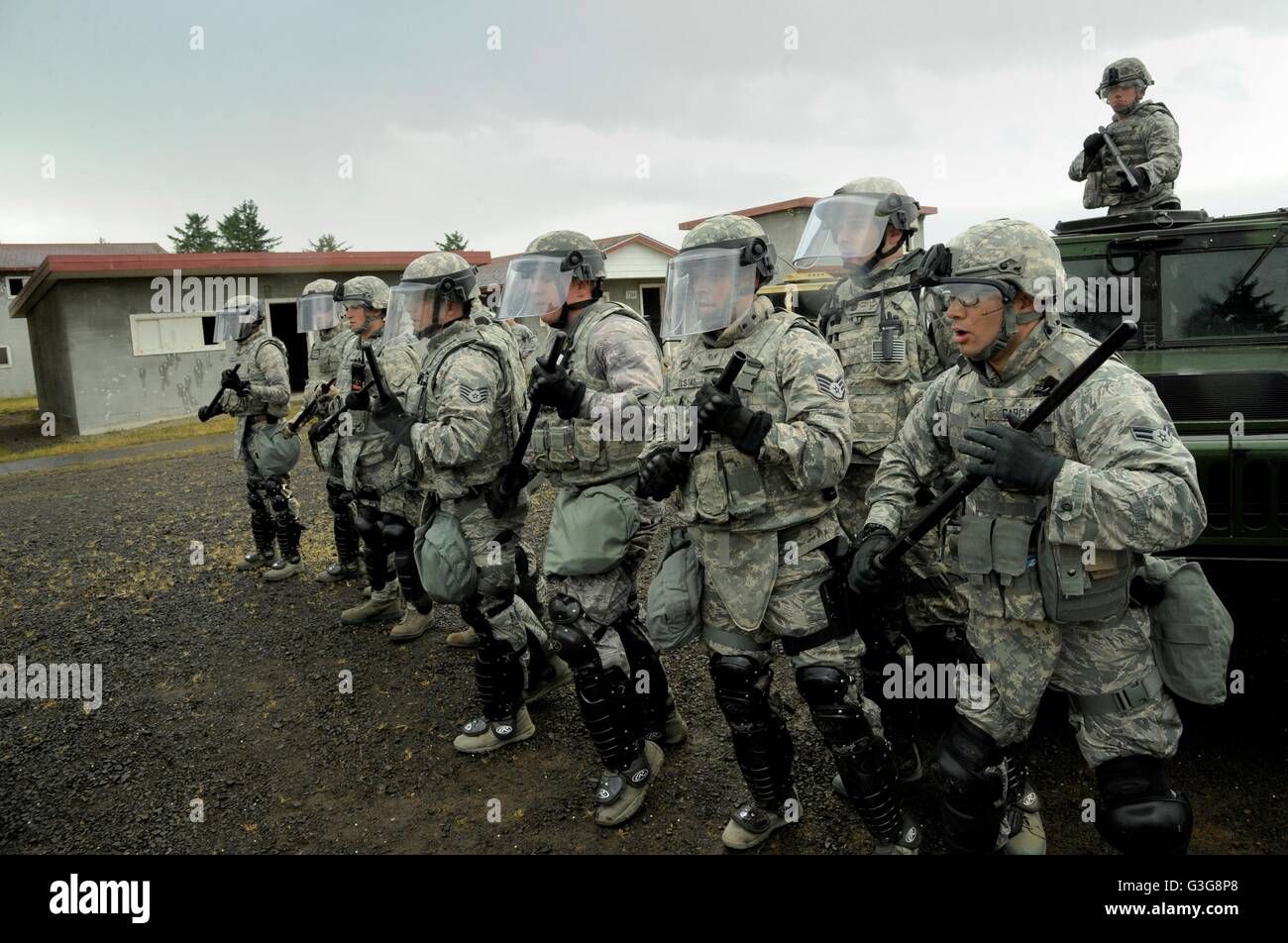 Oregon Air National Guard Security Force Mitglieder trainieren während Aufruhr Steuerungsvorgänge gegen simulierte Demonstranten auf das Camp Rilea Berufsbildungsdorf 10. Juni 2016 in Warrenton, Oregon. Das Training ist Bestandteil der Übung Cascadia Rising Rollenspiel Szenario nach einem Erdbeben der Stärke 9,0. Stockfoto